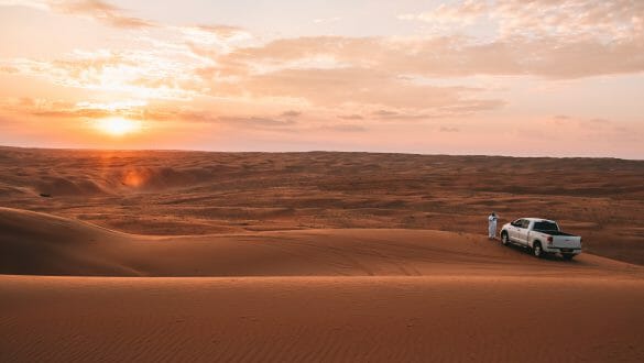 Sunset Dune bashing Wahiba Sands woestijn