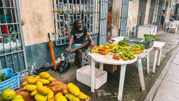 Man op lokale markt Victoria, Mahé