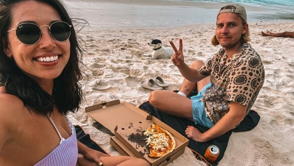 Afhaal pizza eten op het strand